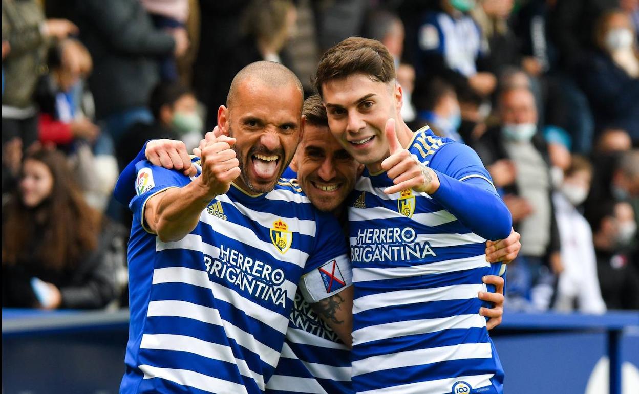 Yuri y José Naranjo celebran el último tanto de la Ponferradina en liga. 