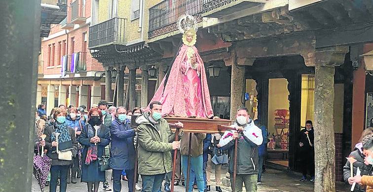 Cofrades con el paso de la Virgen de la Cruz. 