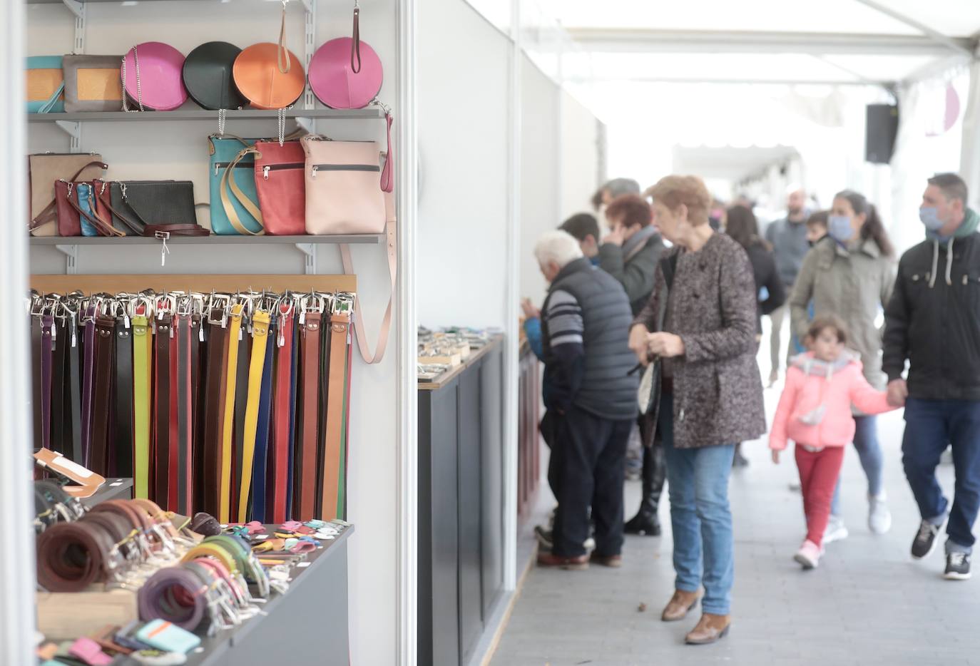 La feria de la artesanía, en la Acera de Recoletos de Valladolid. 