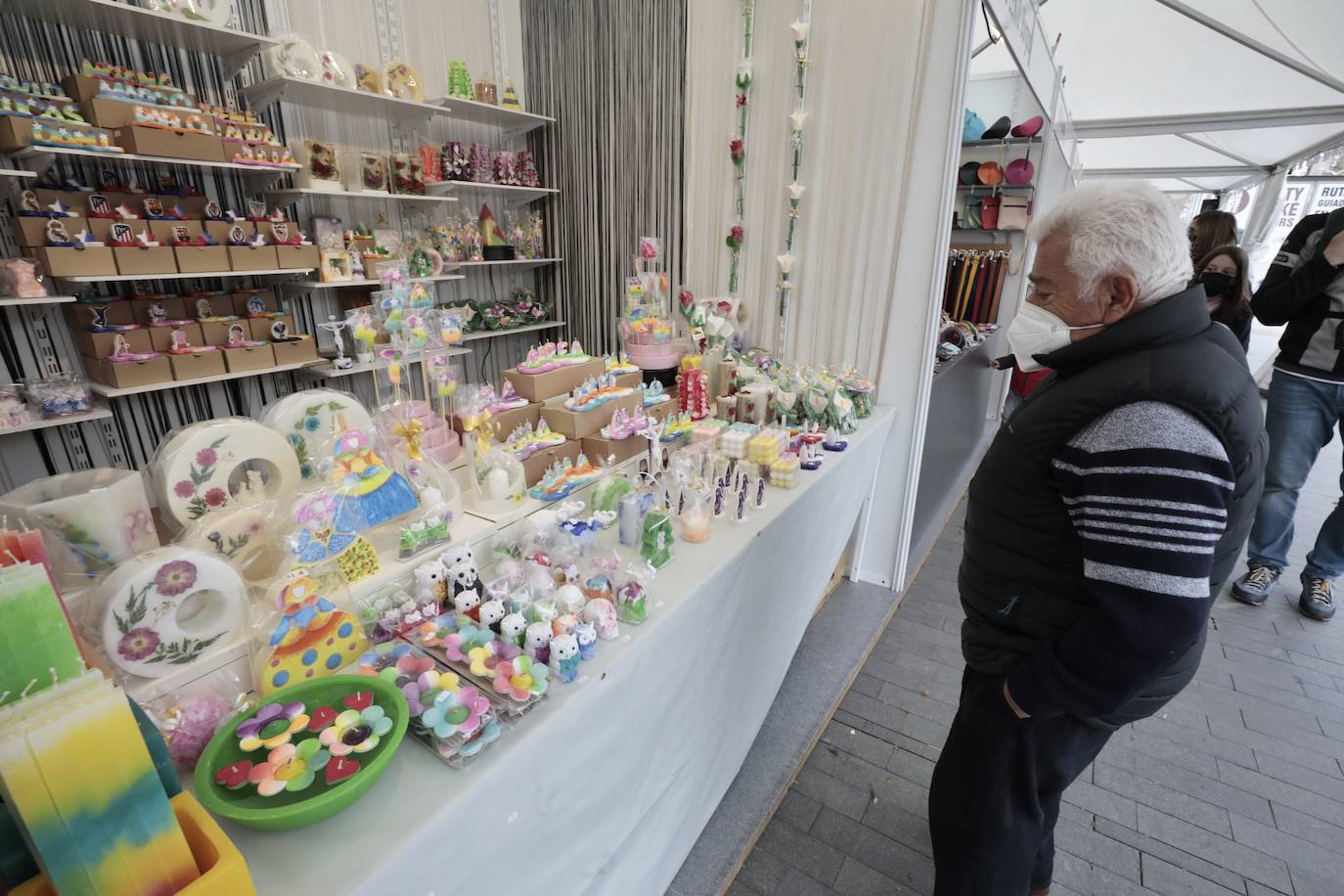 La feria de la artesanía, en la Acera de Recoletos de Valladolid. 