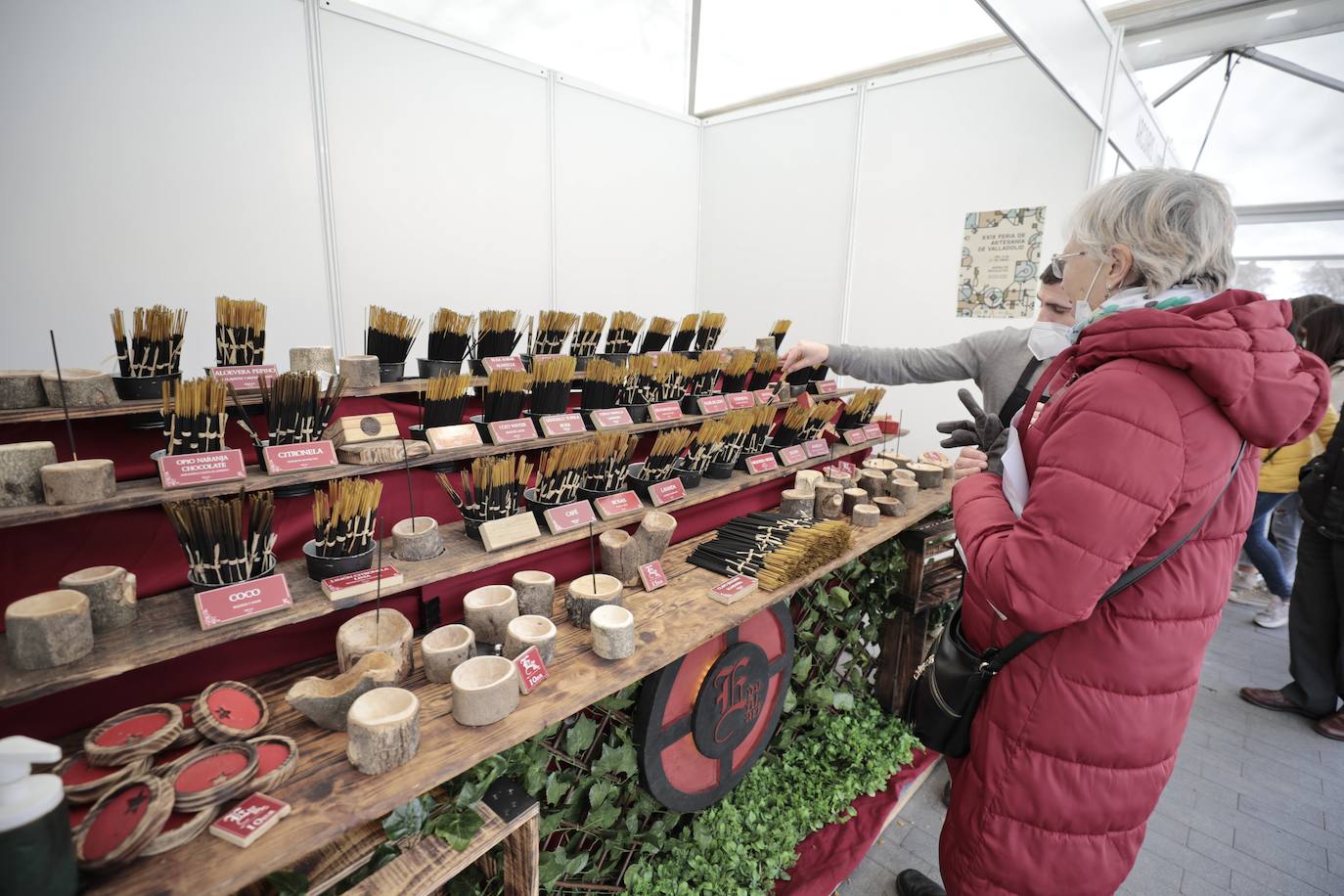 La feria de la artesanía, en la Acera de Recoletos de Valladolid. 