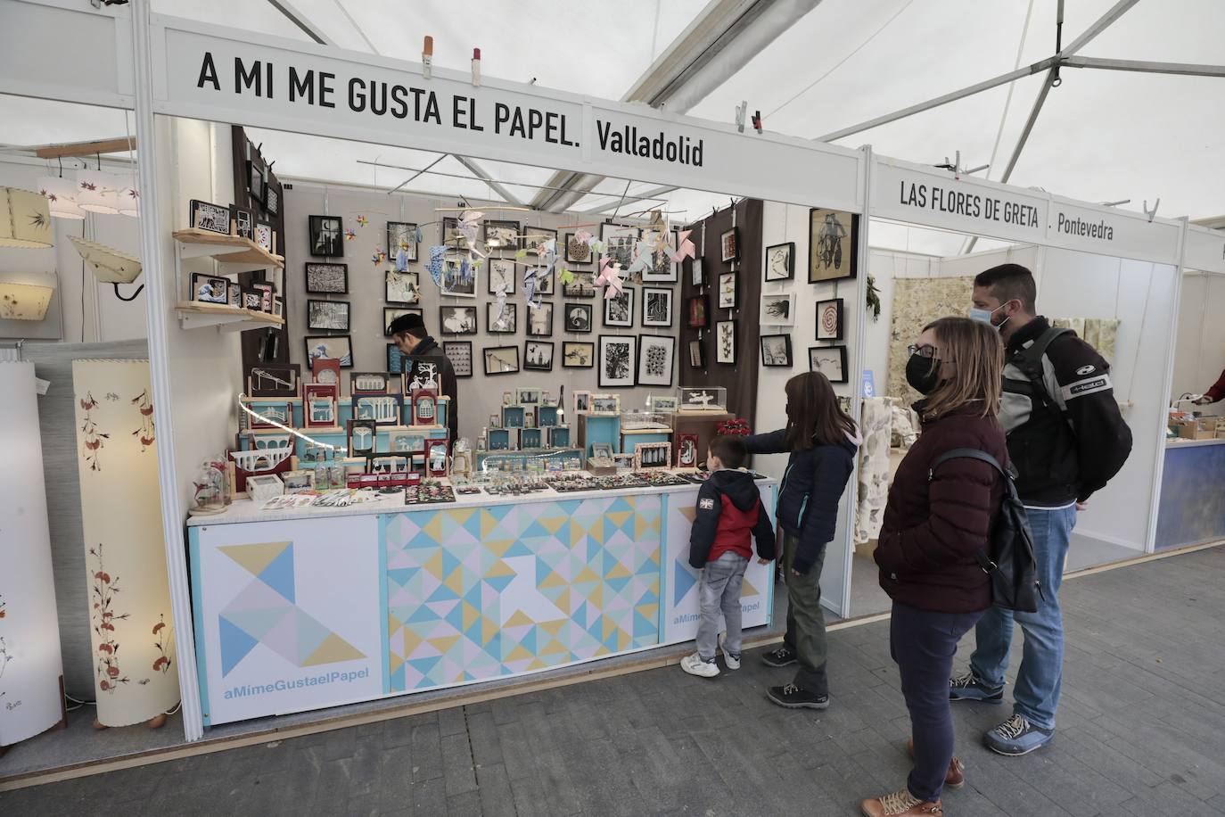 La feria de la artesanía, en la Acera de Recoletos de Valladolid. 