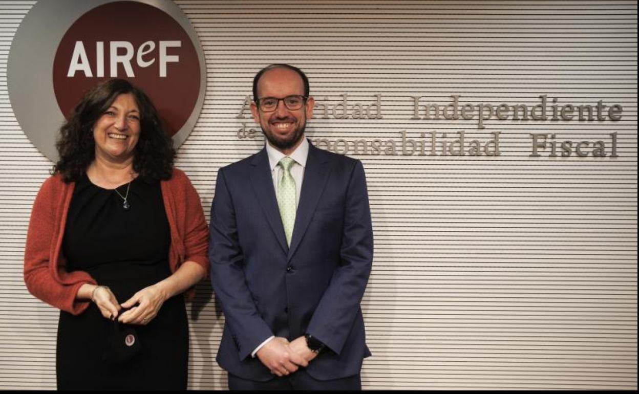 Ignacio Fernández-Huertas, director de la División de Análisis Presupuestario, y Esther Gordo, directora de la División de Análisis Económico, durante la presentación del informe.