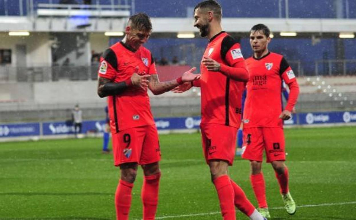 Jugadores del Málaga celebran un gol