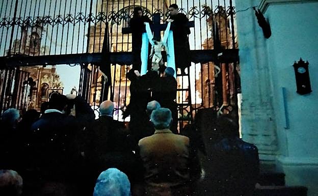 Un momento del Descendimiento de Cristo de la Cruz. A la derecha, tallas en procesión. 
