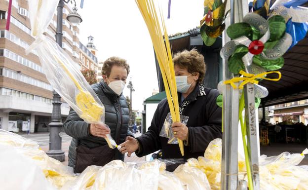 Valladolid recupera las ventas de las tradicionales palmas y carracas de Semana Santa