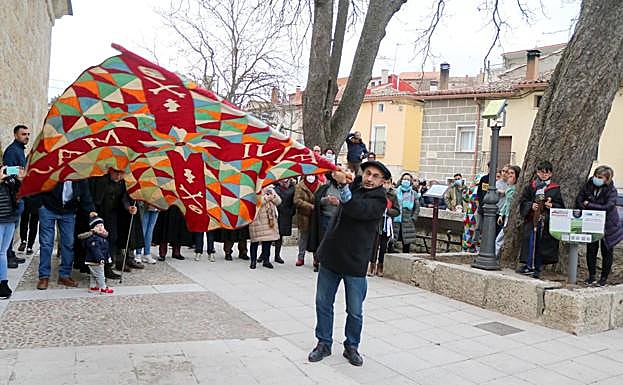 Revoleo de la bandera en el Carnaval de Ánimas. 