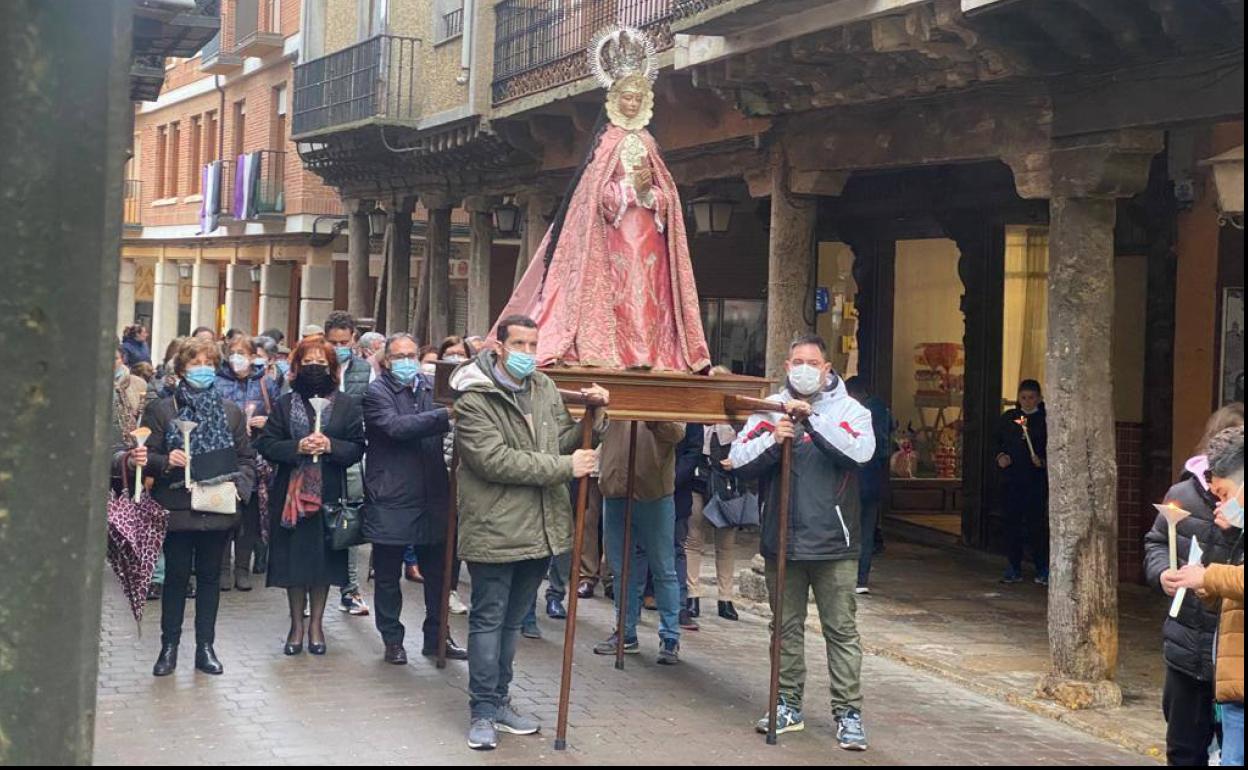 Cofrades con el paso de la Virgen de la Cruz.