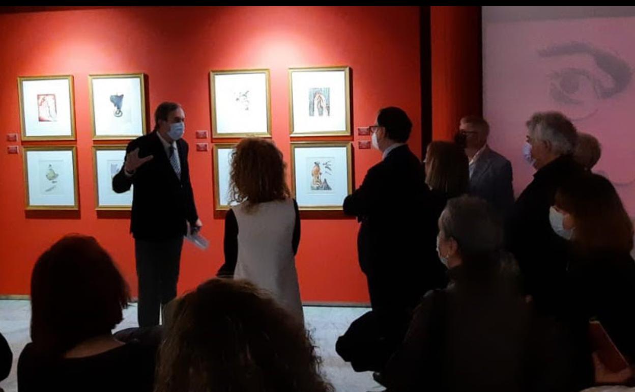 El Director del Museo Casa Lis, Pedro Pérez Castro, en una de las salas de la exposición «Dalí y la Divina Comedia» donde se realizará la lectura colectiva #DivinasLecturas el sábado 23 de abril a partir de las 12 horas.