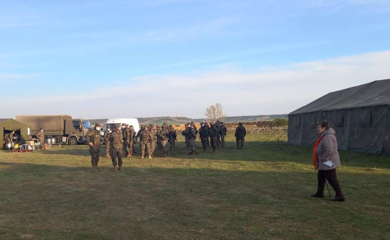 Campamento militar instalado estos días en Villanueva de los Caballeros. 