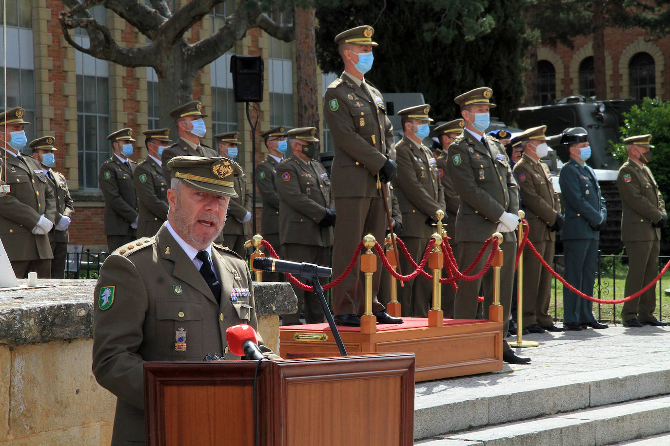 El coronel Miguel García Santiago se dirige a los asistentes. 