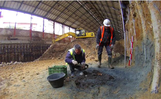 El arqueólogo Jesús Misiego, de la empresa Strato, durante las excavaciones que se llevaron a cabo antes de la rehabilitación del Mercado del Val.