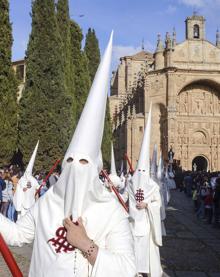 Imagen secundaria 2 - El pórtico de San Esteban alumbra el estreno penitencial de la Archicofradía del Rosario en Salamanca
