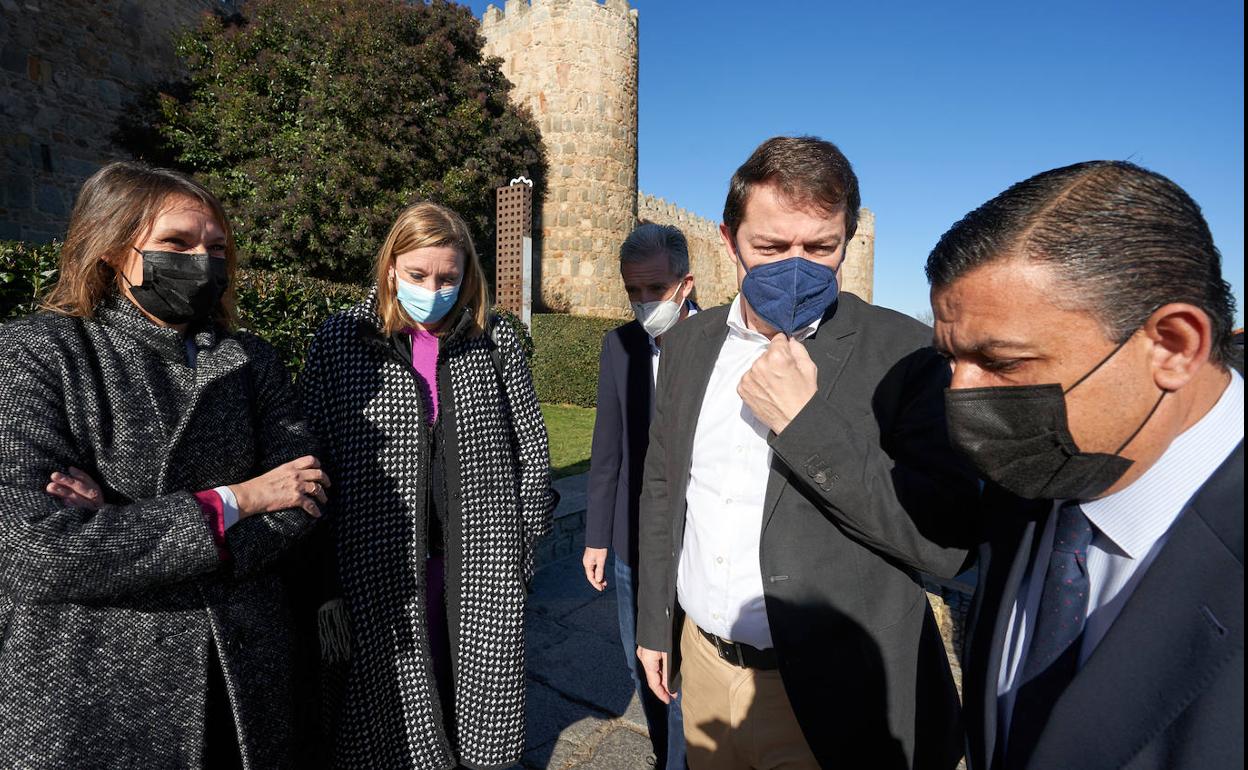 Rocío Lucas e Isabel Blanco, con Alfonso Fernández Mañueco y Carlos García, en Ávila. 