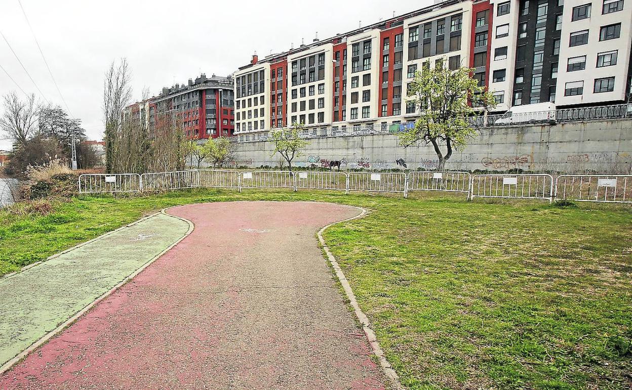 Carriles para bicicletas y peatones que finalizan de forma abrupta junto a las Eras de Santa Marina.