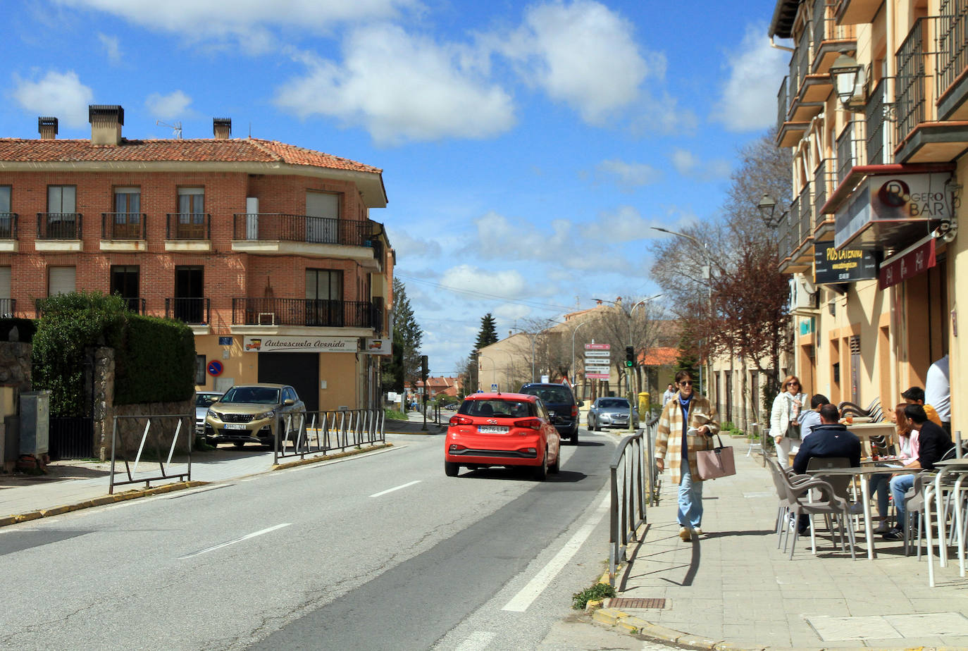 Calle principal de San Cristóbal de Segovia, este sábado por la mañana.