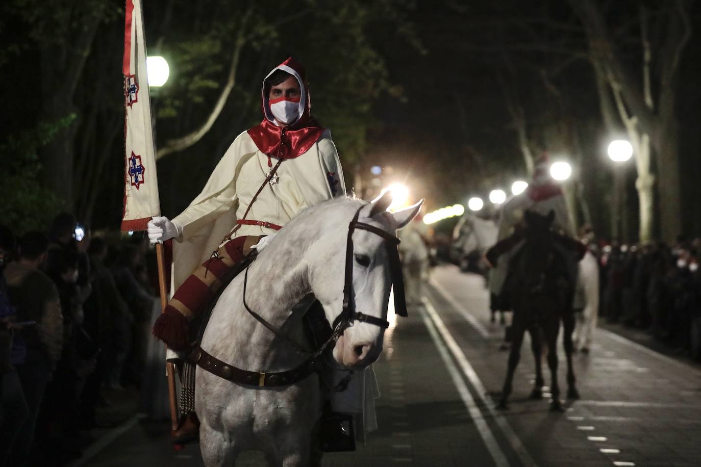 Algunos momentos de la procesión del Cristo de los Trabajos este Domingo de Ramos en Valladolid. 