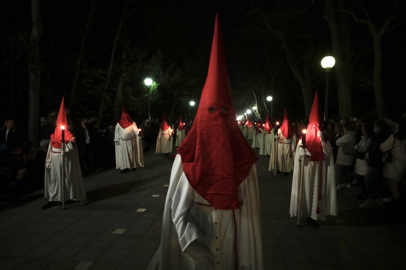 Algunos momentos de la procesión del Cristo de los Trabajos este Domingo de Ramos en Valladolid. 