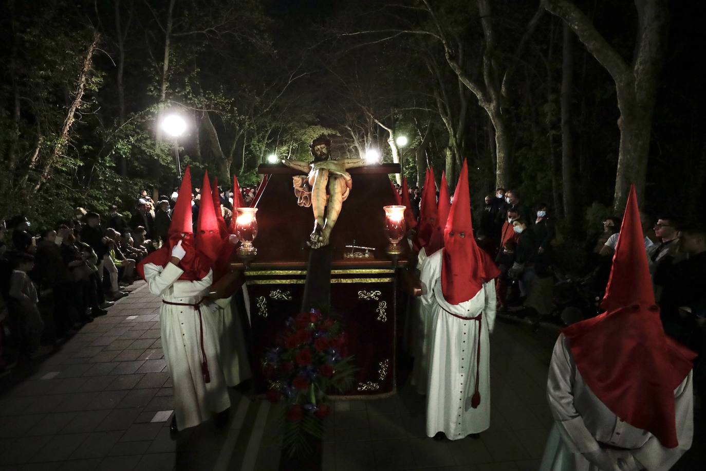 Algunos momentos de la procesión del Cristo de los Trabajos este Domingo de Ramos en Valladolid. 
