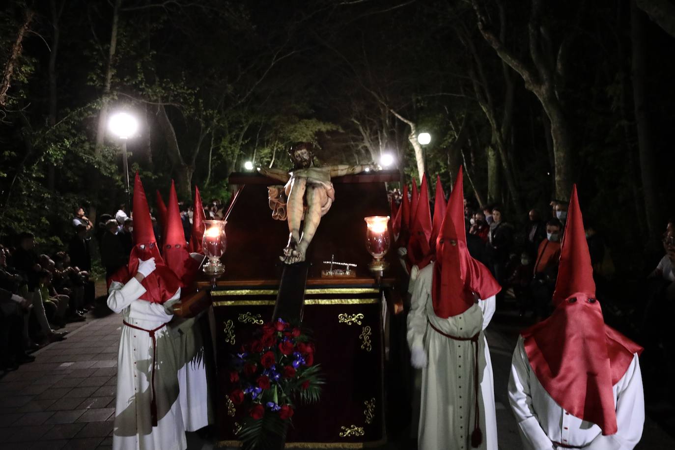 Algunos momentos de la procesión del Cristo de los Trabajos este Domingo de Ramos en Valladolid. 