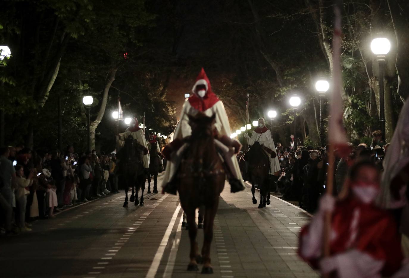 Algunos momentos de la procesión del Cristo de los Trabajos este Domingo de Ramos en Valladolid. 
