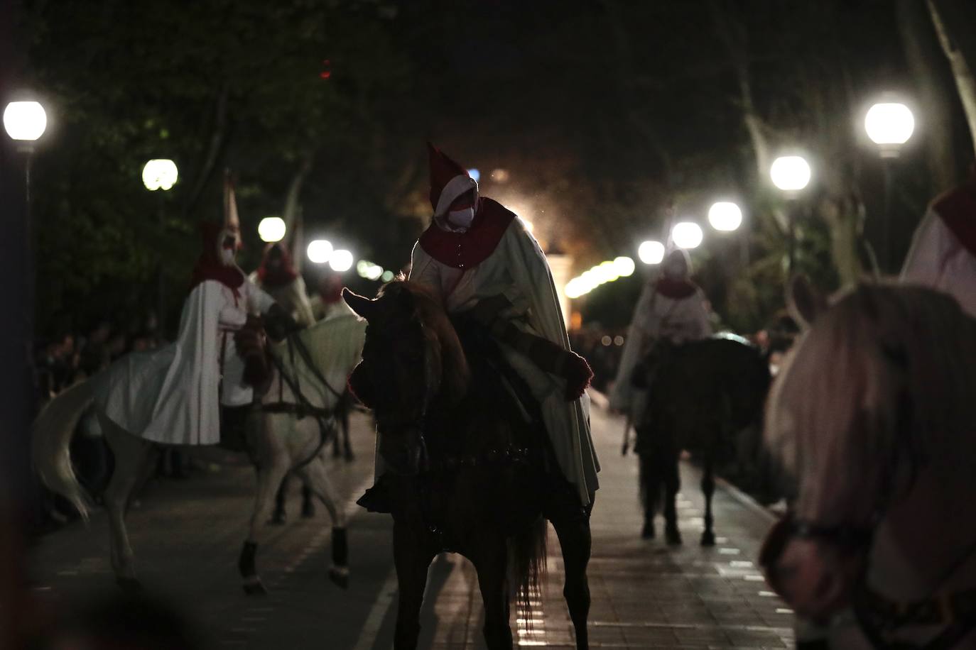 Algunos momentos de la procesión del Cristo de los Trabajos este Domingo de Ramos en Valladolid. 