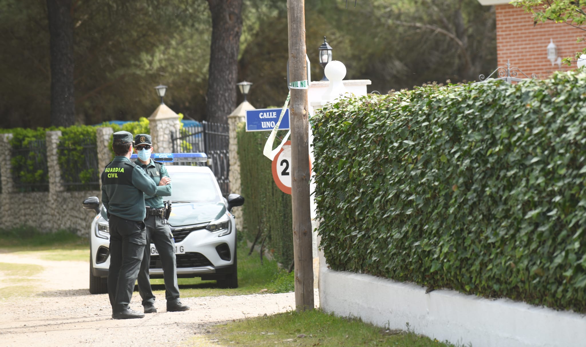 Dos agentes controlan la calle Uno de la urbanización El Romeral, blindada por la Guardia Civil.