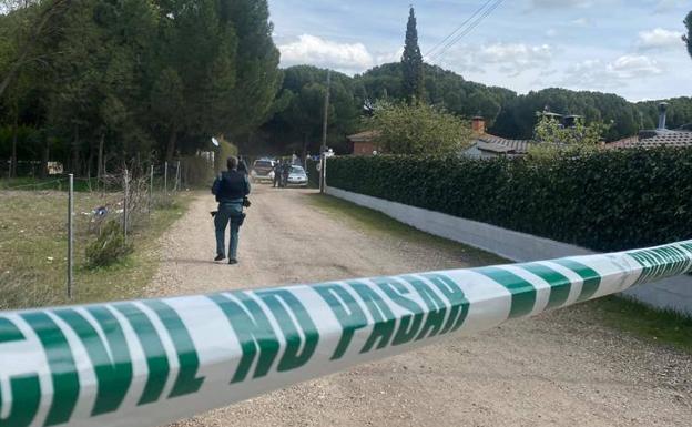 Hora de relevo en la vigilancia del perímetro acordonado por la Guardia Civil durante el registro del chalé. 