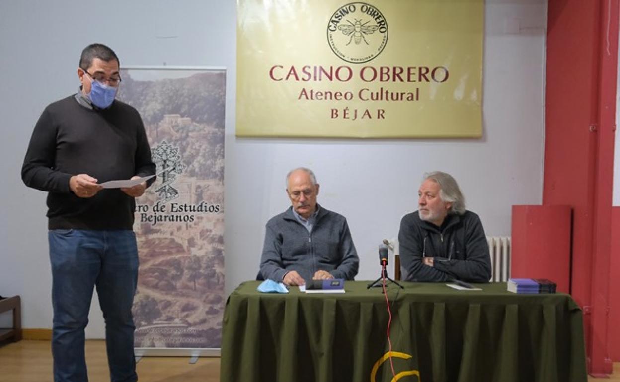 Parro, Gutiérrez y Comendador, durante la presentación del libro en el Casino Obrero de Béjar