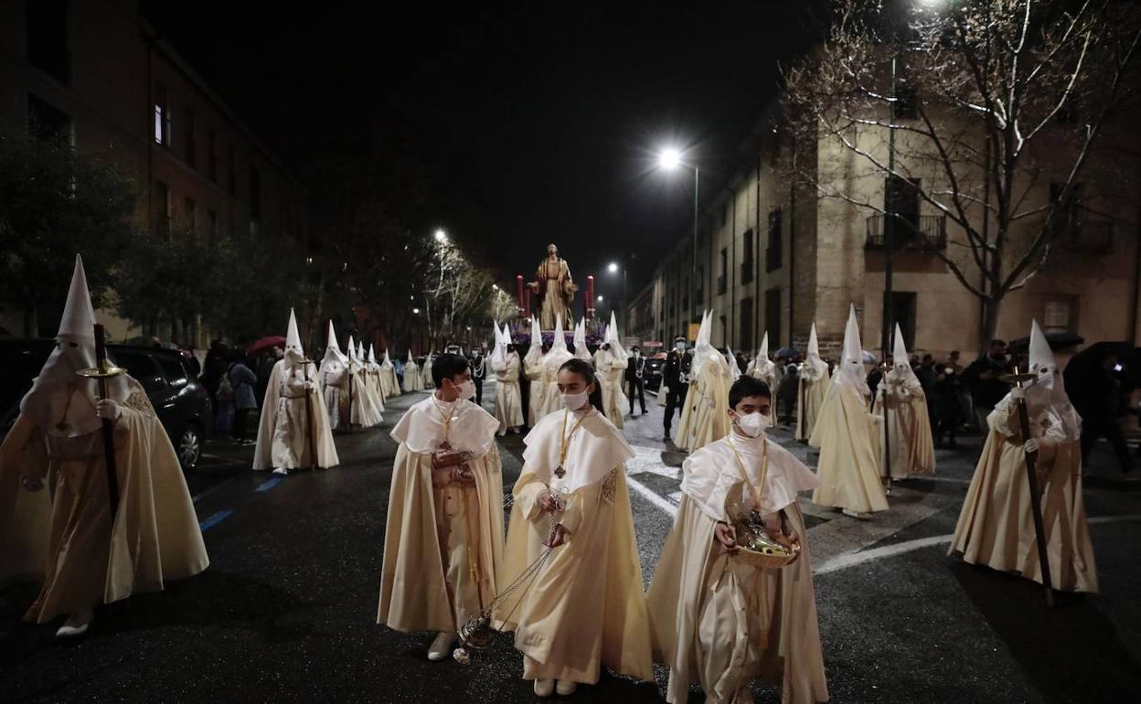 Procesiónd el 'Cristo de la Esperanza en una calle de Valladolid el pasado viernes. 