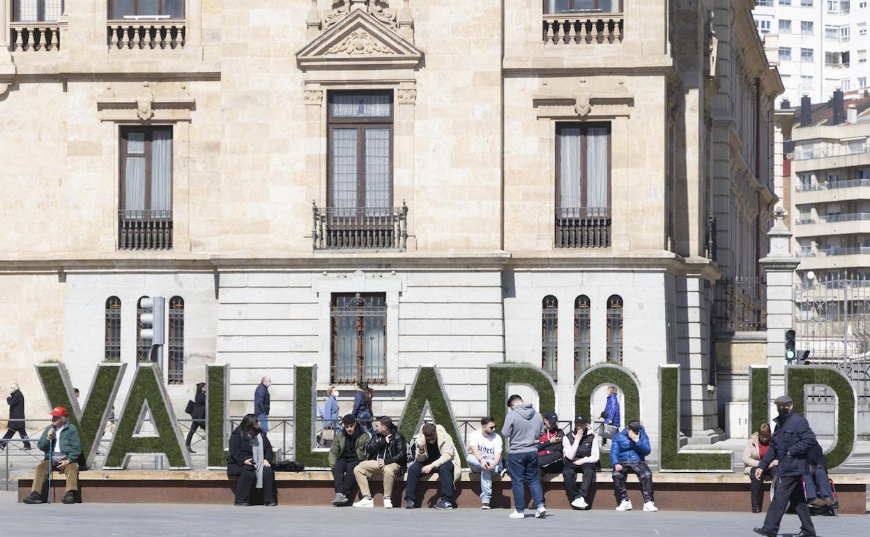 Vallisoletanos en la plaza Zorrilla esta semana.