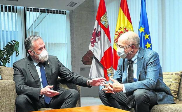 Carlos Pollán, presidente de las Cortes, de Vox, con Francisco Igea, el único procurador que le queda a Ciudadanos en castilla y León.