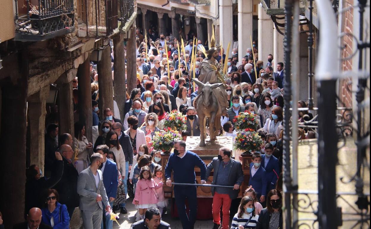 Procesión por la calle Mayor de Rioseco. 