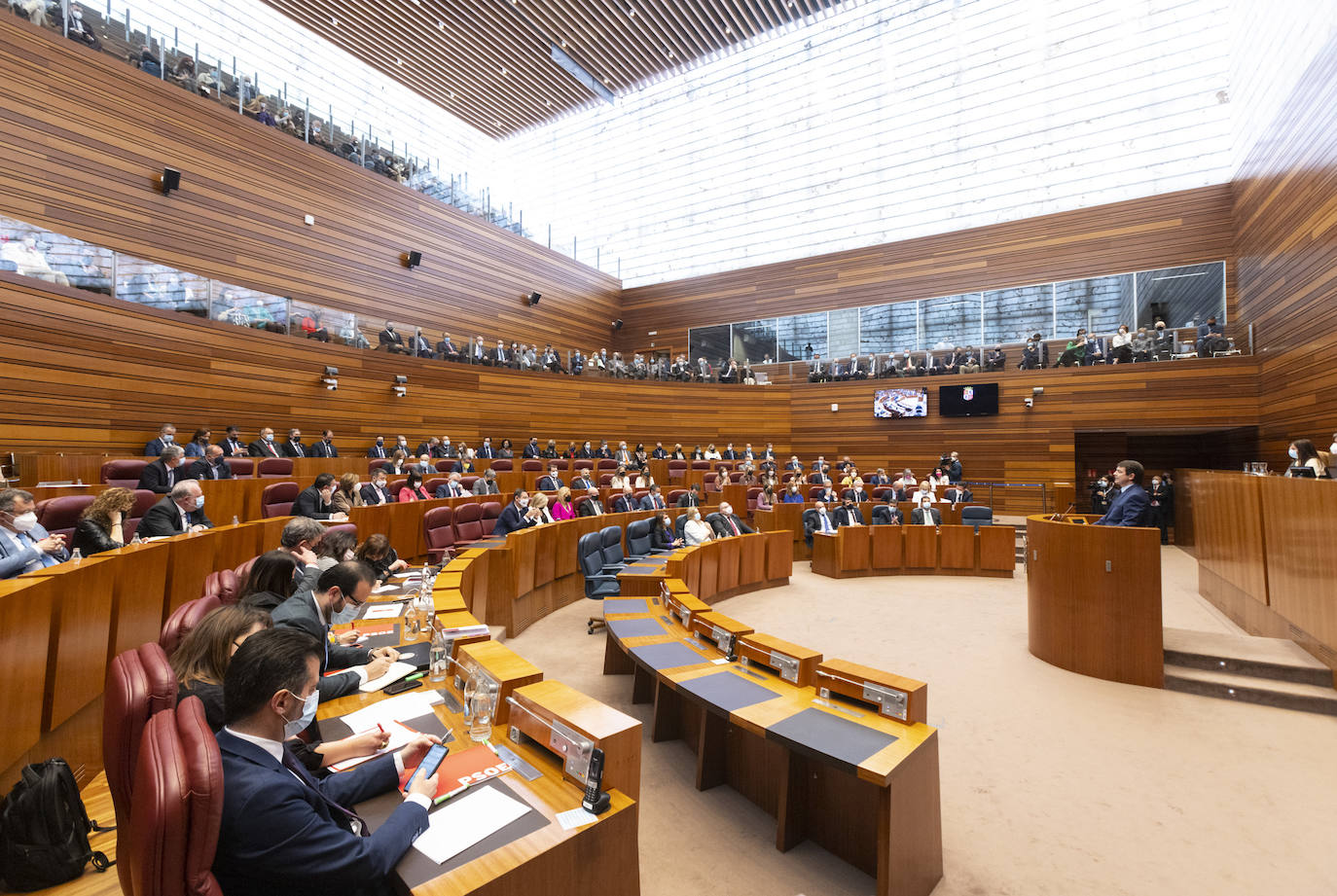 Diferentes momentos del pleno de investidura en las Cortes de Castilla y León. 