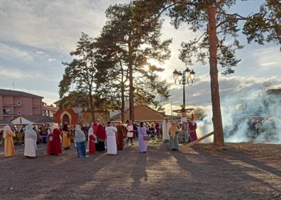 Imagen secundaria 1 - Saldaña celebra un vía crucis viviente