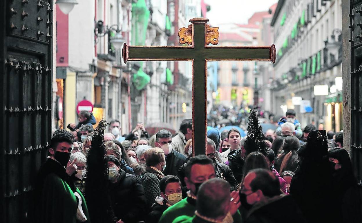 Entrada a la iglesia de la Vera Cruz depués de la suspensión de la procesión del Rosario del Dolor. 