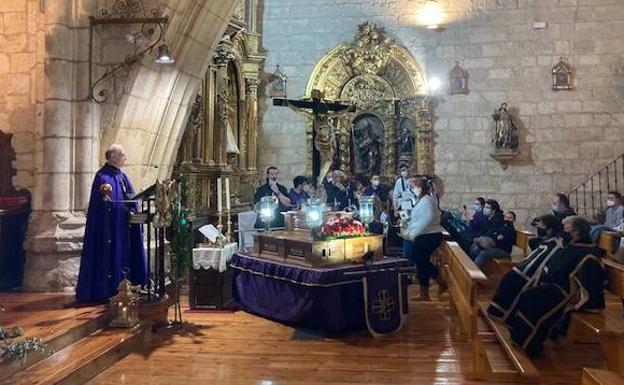 Una procesión interior guiada por el retablo mayor de la iglesia de Torrelobatón