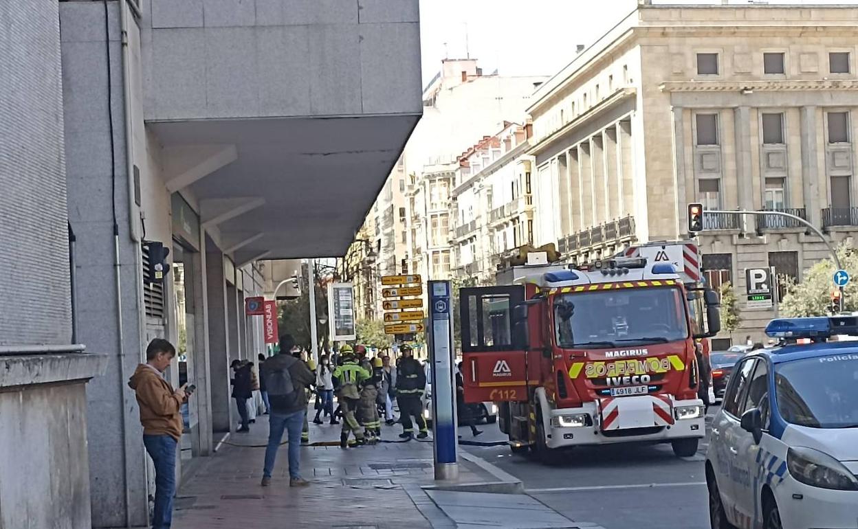 Imagen del momento en el que los bomberos han acudido a Plaza de España. 