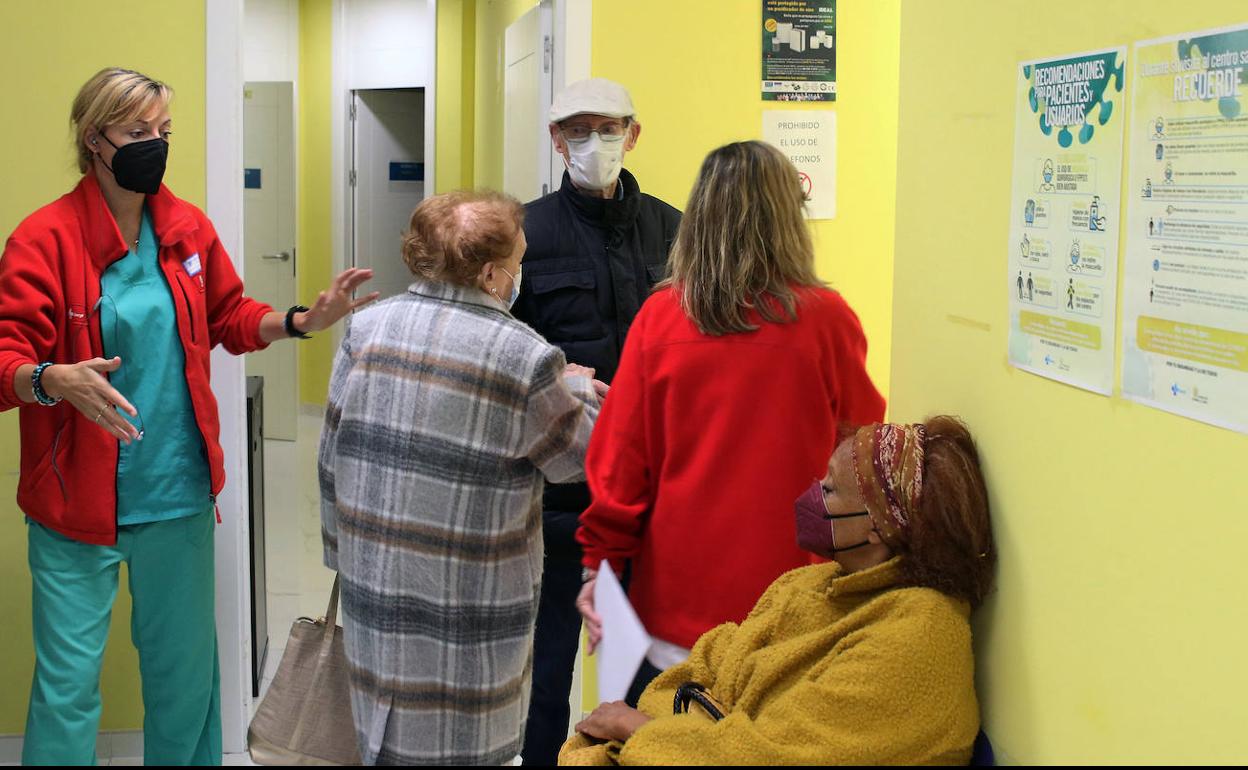 Personas mayores pasan a vacunarse contra la gripe y la covid en el inicio de la campaña de este año. 