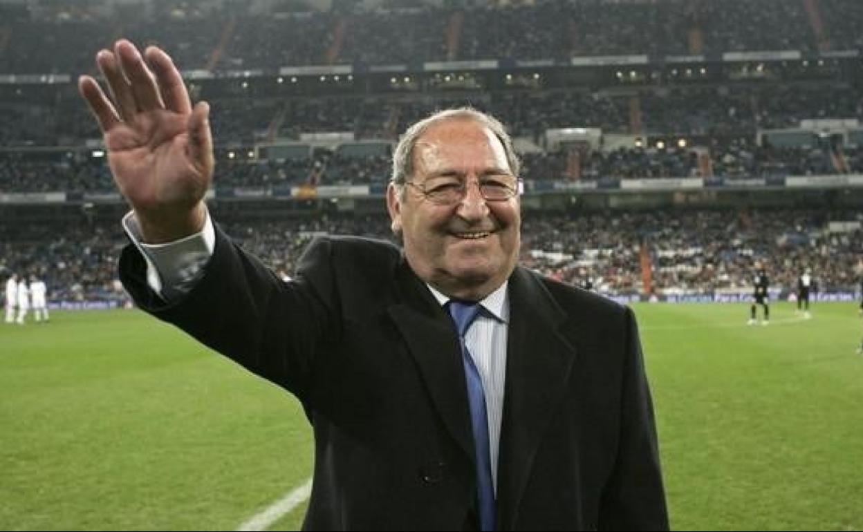 Paco Gento saluda al Bernabéu. 