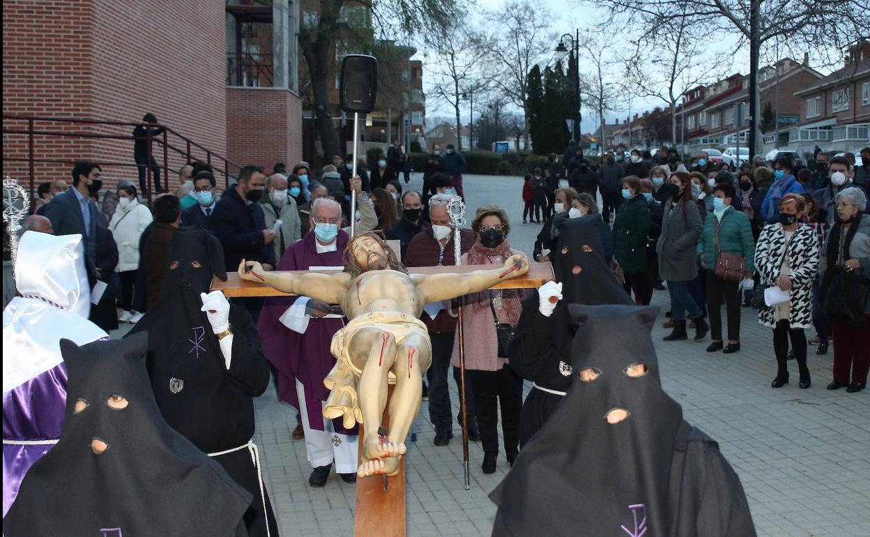 Momento de la salida del Santísimo Cristo de la Salud de la parroquia de Nueva Segovia.