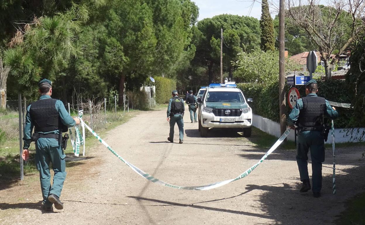 Cordón policial durante el registro del chalé de la urbanización El Romeral. 