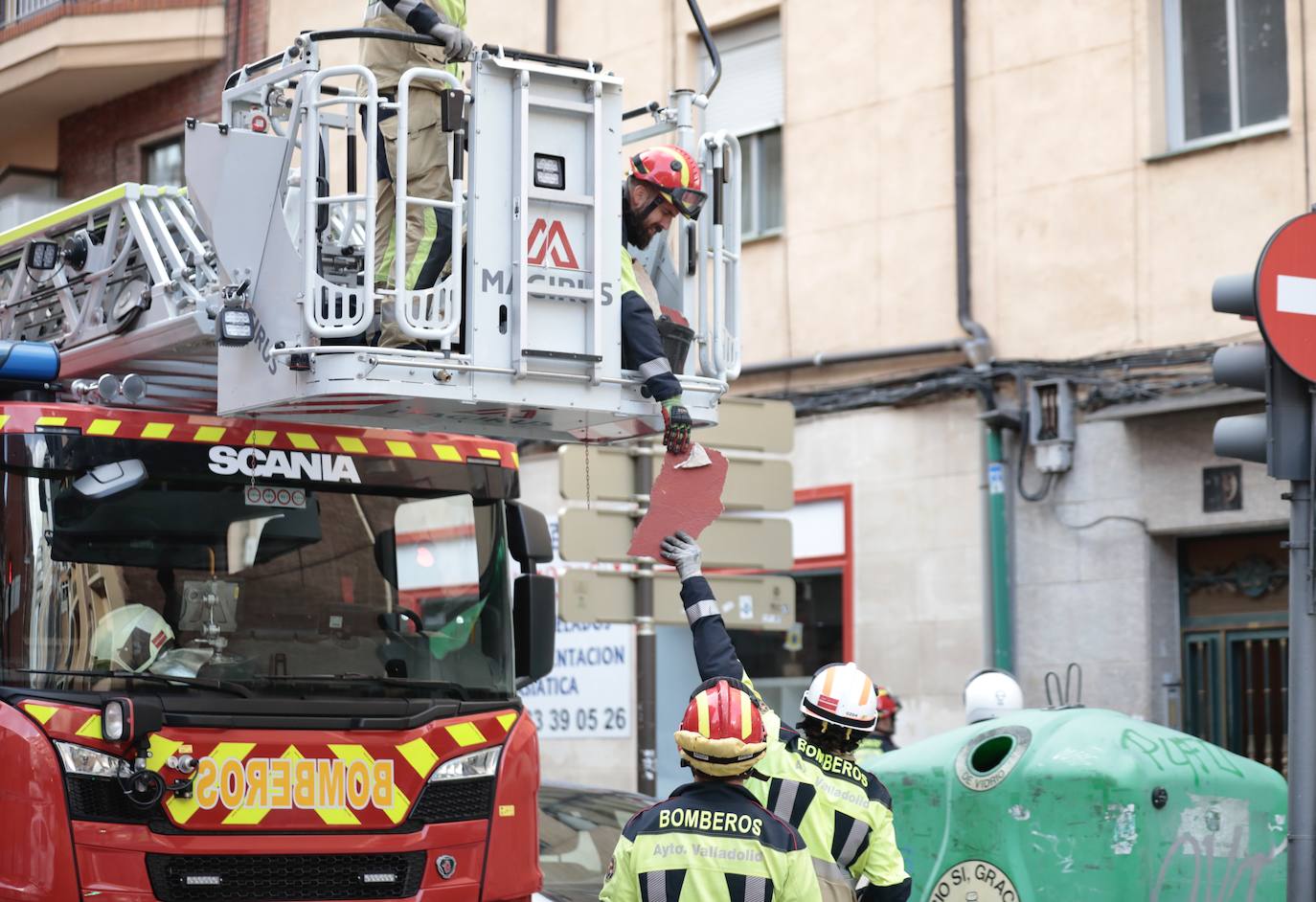 Fotos: Caída de cascotes en la calle Panaderos de Valladolid