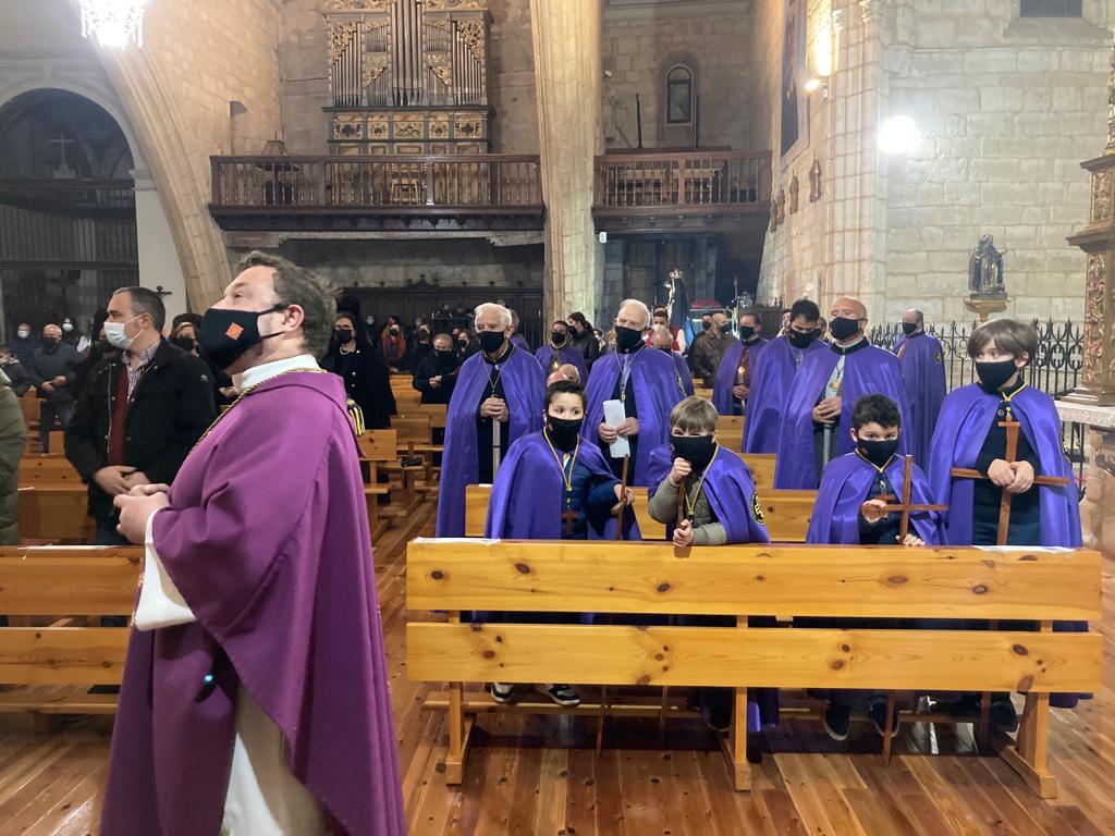 Fotos: Procesión de Lunes Santo en Torrelobatón en el interior de la iglesia (1/4)