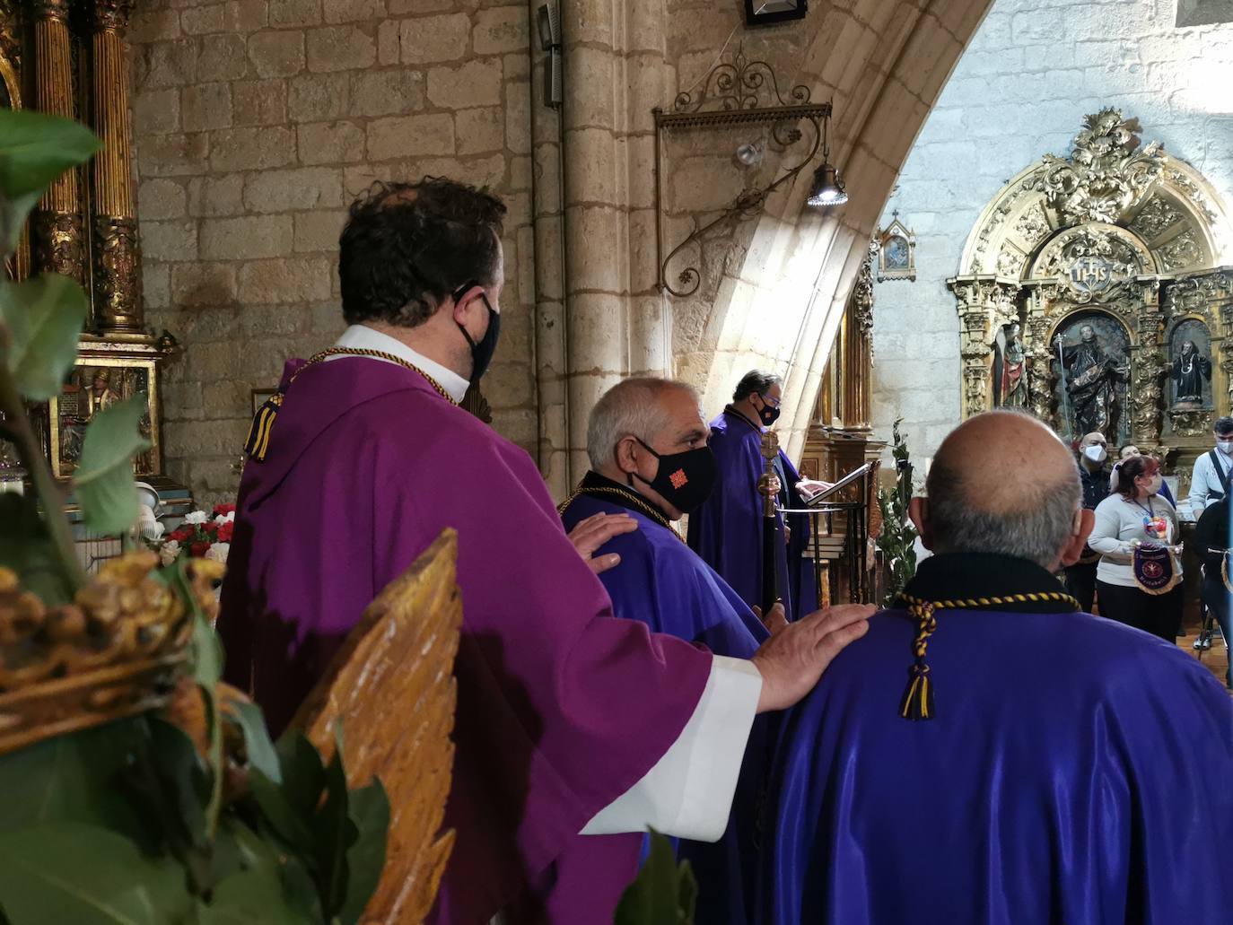 Fotos: Procesión de Lunes Santo en Torrelobatón en el interior de la iglesia (3/3)