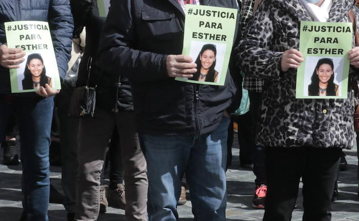 Carteles editados por los allegados de la joven en los que se pide justicia. 