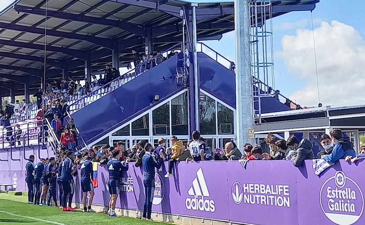 Los jugadores del Real Valladolid se hacen fotos y firman autógrafos a los aficionados. 