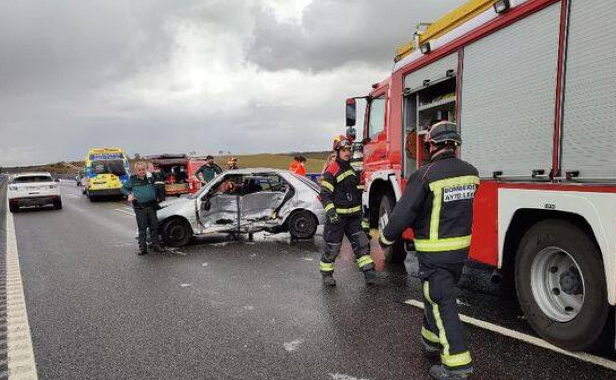 Un momento del accidente en la A-66, en León. 