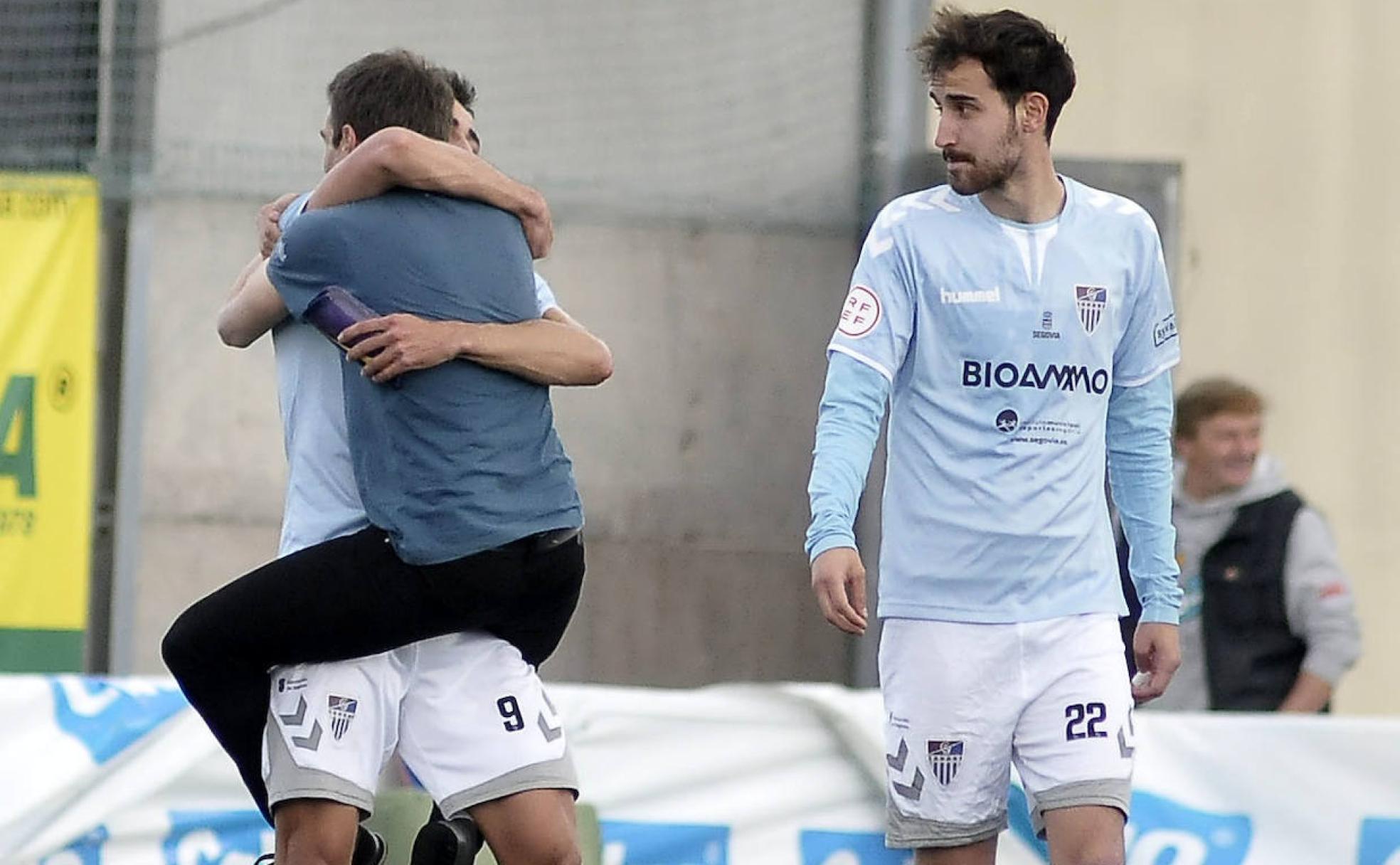 Diego Gómez y Ramsés se abrazan al finalizar el choque frente al Bergantiños.