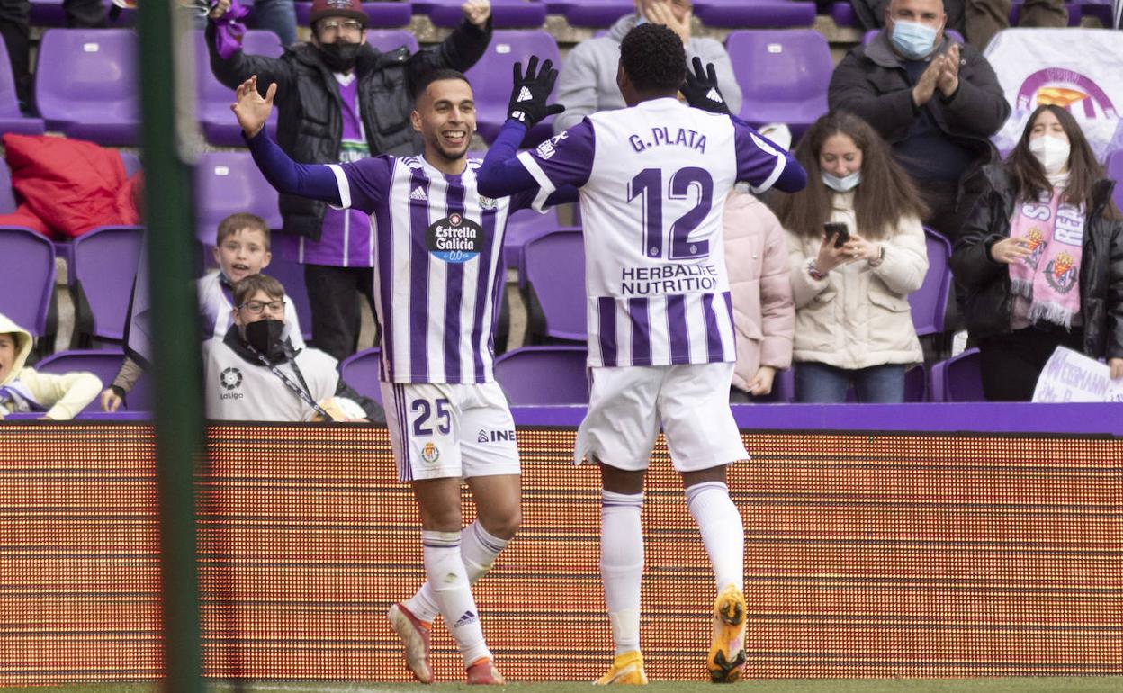 Anuar y Plata celebran un gol en Zorrilla para el Real Valladolid. 